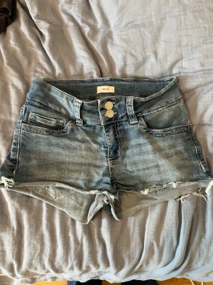 Lågmidjade shorts - Lågmidjade shorts i storlek 34, från Nelly!