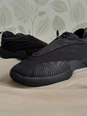 adidas D.O.N. Issue #7 basketball shoes in the Triple Black colourway. - adidas D.O.N. Issue #7 basketball shoes in the Triple Black colourway.  * Lightweight performance basketball shoes * Comfortable cushioning * Excellent traction * Clean all-black design * Great for basketball or everyday wear  Please see photos for the overall condition. Message me if you have any questions.