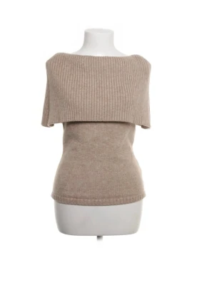 Beige stickad topp från Adoore - Snygg beige stickad topp från Adoore med ribbad, bred krage som ger en cool off-shoulder look. Storlek 36💕