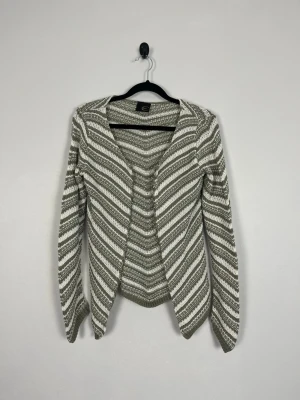 Just Cavalli Vintage Cardigan Stickad Kofta Italien Bomull Akryl Grön Vit Y2K Designer Dam - • Storlek: M (ej angivet) • Färg: Olivgrön och vit  • Passform: Regular Fit  • Krage: Öppen sjalkrage • Material: 50 %bomull, 50% akryl  Skick: Plagget är i väldigt fint skick. Eventuella anmärkningar anges alltid tydligt i beskrivningen och visas på bilderna.  Nypris: Cirka 3 000 kr.  📦 Skickas snabbt och packas omsorgsfullt. 💬 Hör gärna av dig om du har frågor eller vill se fler bilder. 🤝 Samfrakt erbjuds vid köp av flera plagg – kika gärna in mina andra annonser!