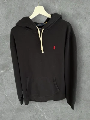 Ralph Lauren Hoodie svart storlek XL - Polo Ralph Lauren Hoodie svart storlek XL i mycket gott skick!