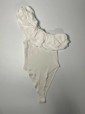 Zara volangbody  - 👕 Plagg: volangbody                                                            📏 Storlek: S                                                                                                            ✨ Skick: Fint skick                                                        💬 Vid frågor är det bara att skriva!                                                                                          🛍️ Gramenti
