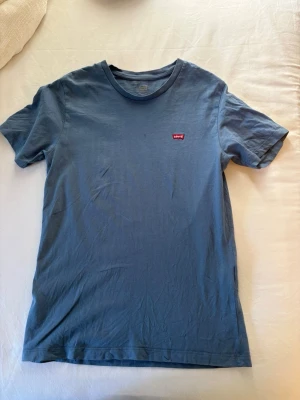 Blå Levi's t-shirt  - Skick 8/10, storlek XS (normal i storlek).