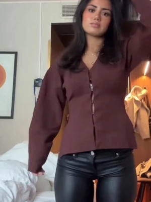 Brun v-ringad blus Zara - Snygg brun blus från Zara med v-ringning och långa ärmar. Blusen har en figurnära passform och knäppning framtill. 🩷