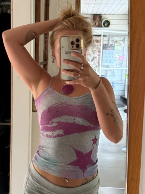  Y2K Lips Top – av Funky Fig - Unik remake-topp skapad av mig, Funky Fig! 💖 Det ikoniska läpptrycket ger den den perfekta Y2K- och 2000-talskänslan.  ✨ Handfärgad/remakad av mig ✨ Unikt exemplar ✨ Stretchigt och skönt material ✨ Perfekt till low rise-jeans, kjol eller cargos ✨ Y2K • Vintage • Funky • Coquette  Max tvätt i 40 grader!! Annars kan trycket bli dåligt.
