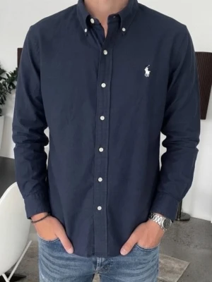 Marinblå featherweight mesh skjorta från Ralph Lauren  - Fint skick! Strl S Hör av dig vid frågor! 