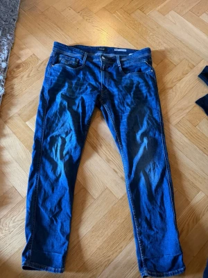 Replay ambass jeans - Jeansen är i storleken w36 l30. Finns inga skador på de förutom att de är lite skrynkliga pga att jag ej använt de på ett tag. De plattas innan de skickas så att allt de skrynkliga försvinner.