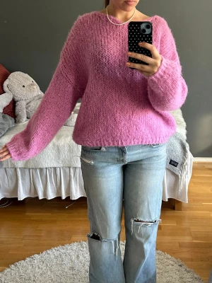Ljusrosa oversized stickad tröja - Mysig ljusrosa stickad tröja med oversized passform och v-ringad hals. Tröjan är i storlek L men passar även M. Helt oanvänd!💞💞💞