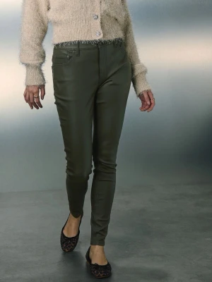 Mörkgröna coated leggings - Olive Green Coated Denim Skinny Jeans från stockholm LM. Enbart använda 2gg, mkt bra skick. Storleken är 40, men skulle säga att de passar 38 då de är små o storlek. köpt för 599kr på MQ Marqet.