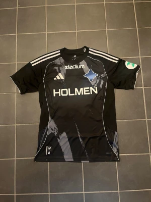 Ifk Norrköping tredjetröja 25/26 - Den är köpt ifrån förra året i november i Norrköpings fysiska butik men den var för stor och hade inte orken att lämna tillbaka den och bor även i Göteborg. Tröjan är i nyskick och har inte använts utan är ny utan prislapp med andra ord. Tröjan är i storlek M