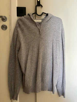 Sayless herr hoodie - Denna underbara kashmir hoodie som är välomhändertagen. Använts fåtal gånger och säljs då den är liten i storleken.