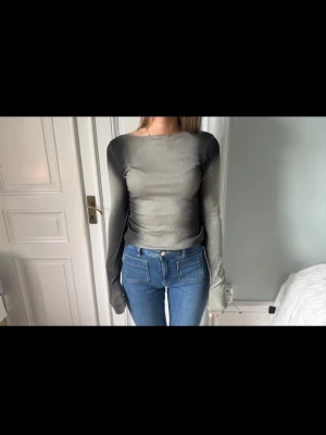 Grå långärmad mesh-topp - Snygg grå långärmad mesh-topp med stretchig och  tight passfom. 