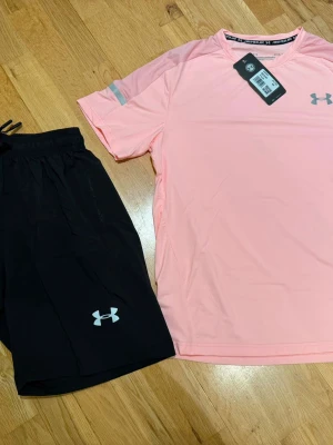 Under armour set - Finns i flera storlekar och färger, pris kan diskuteras. Detta är storlek M men passar bäst som S