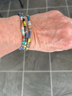 Armband i Papperspärlor - Armband gjort med Papperspärlor! Helt andgorda! Lackade med Decopage lack
