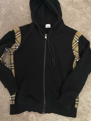 Burberry kofta - burberry kofta. Bild på alla ”defekter” är med. Säljer billigt pga olika omständigheter