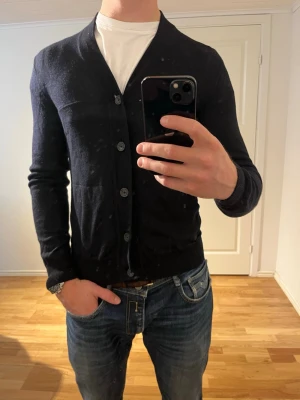 J.Lindeberg cardigan mörkblå  - Säljer denna sjukt snygga cardigan tröjan från J.Lindeberg⭐️ Färgen är mörkblå och storleken är M✅ Den har inga defekter och skicket är utomordentligt🙌🤝 Sjukt najs passform och passar perfekt till hösten☀️🙌 Tveka inte på att höra av er dig vid minsta fråga eller fundering😊