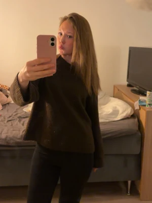 Mörkbrun stickad tröja - Mysig mörkbrun stickad tröja med rund halsringning och långa ärmar. 