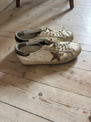 Golden goose skor - Gg skor. Nya sulor och nylagad häl så skicket är som nytt. Box, skopåse och golden goose ”passport” inkulderat. Tveka ej att höra av er vid frågor! Köp och få ett par valfria jeans på köpet!