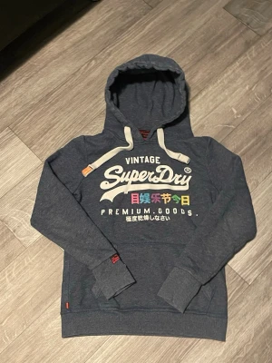 Mörkgrå hoodie från Superdry - M men passar bättre S mått kan skickas privat. Öppen för bud😊😊       