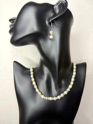 Romantiskt Vintage Smyckesset m Äkta Sötvattenpärlor Halsband & Matchande Örhängen Fint Skick - Vackert vintage smyckeset med halsband och matchande örhängen i äkta sötvattenpärlor. Pärlorna har naturliga nyanser av vitt, creme, rosa och persika samt dekorativa silverfärgade mellanpärlor. Ett klassiskt och tidlöst set som passar både till vardag och fest.  Halsband ca 47 cm. Pärlor ca 0,5–0,8 cm. Örhängen ca 4 cm. Gott begagnat skick. Jag prutar inte, men erbjuder bra bundlerabatt. Jag rensar smyckesskrin och garderob – kika gärna på mina andra annonser!  