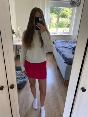 Kort rosa manchesterkjol - Säljer en kort rosa kjol i manchester med en tight passform. Kjolen har en enkel design utan synliga detaljer och passar perfekt till en avslappnad eller trendig outfit. Det står att kjolen är i storlek M, men jag har sytt om den så den ska passa mig, så nu är det som en S. 