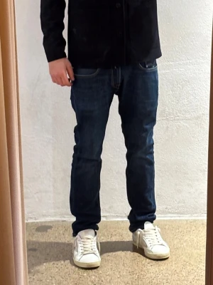 Replay Rocco jeans - Replay Rocco jeans med straight passform i en mörkblå tvätt med snygga fades. De är i storlek W29 L32 men sitter som W30 L32. De passar perfekt till en avslappnad stil.