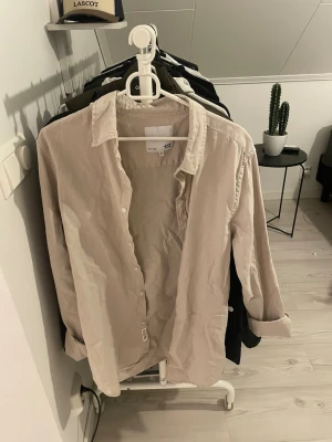 Beige linneskjorta - Stilren beige linneskjorta, stryker innan försäljning. Hör av dig om du har någon fundering!🤝