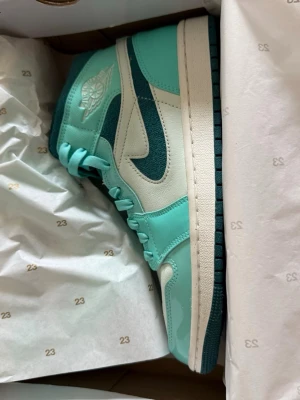 Nike Air Jordan 1 Mid SE – Helt nya – Storlek 40 - Säljer ett par helt nya Nike Air Jordan 1 Mid SE i den snygga färgen Bleached Turquoise / Sky J Teal. Skorna är helt oanvända och kommer i originalkartong. 