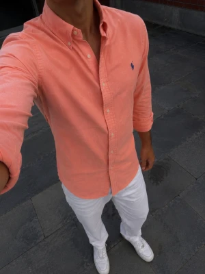Rosa Ralph Lauren skjorta  - Fint använt skick, lite urtvättad i färgen på vissa ställen! Strl s Hör av dig vid frågor! 