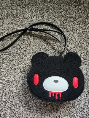 Killstar väska gloomy bear  - Säljer en väldigt fin väska från killstar i form av populära GLOOMY BEAR som är nästintill oanvänd. Väskan har en justerbar axelrem.