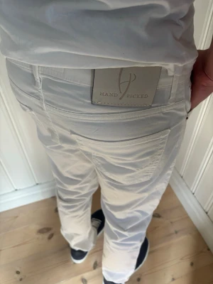 Handpicked jeans Vita - Jätte trendiga vita Handpicked jeans - Storlek W32 - Skick 9/10 Små fläckar som inte syns - Hör av dig vid minsta fundering - hör av dig vid minsta fundering!