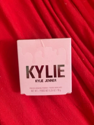 Kylie bronzer  - Använd kanske 1-2 gånger för ljus för mig 