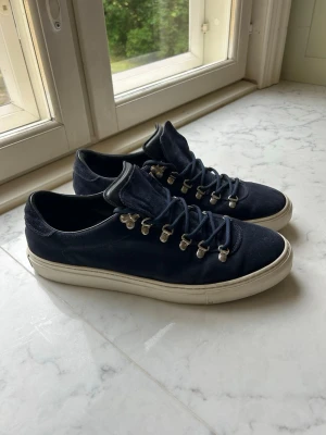 Diemme Marostica Low navy - Diemme Marostica | Färg: Mörkblå | Storlek: 44 | Modell: Marostica Low | Skick: 8,5/10, lite använda med minimala defekter, men fresha och väntar på ny ägare! | Bara skorna ingår i köpet