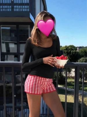 Gina Tricot svart långärmad topp – Stl S - Svart långärmad topp från Gina Tricot i storlek S. Figurnära modell med rundad halsringning i ett mjukt och stretchigt viskostyg som sitter riktigt fint. Ett stilrent basplagg som passar till allt. I fint skick.