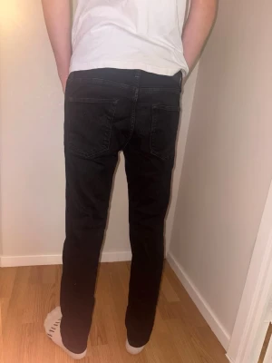 Svarta Jack&Jones jeans regular Clark - Svarta Jack and Jones jeans i modellen regular Clark 29/30 längd med klassiska fem fickor och rak/slim passform. Köpta nya för 599 för drygt ett år sen men inte använt så mycket och nu för små för mig. Pris kan diskuteras 