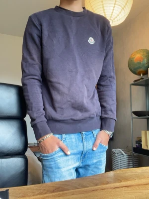 Moncler tröja - Säljer en snygg mörkblå moncler tröja i storlek S, skriv för frågor!🚀