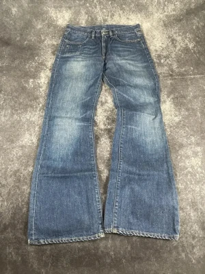 Blå vintagejeans från Diesel för kvinnor i storlek W27 L32 - Snyggt slitage och bekväm passform!  Skick: 9,5/10  Midja: 36 cm Benslut: 25 cm Lår: 28 cm Totallängd: 103 cm  Skickas inom ett dygn Spara på priset och frakten genom att sätta ihop ett paket! H22