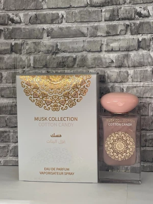  Cotton Candy gulf orchid  - Musk Collection Cotton Candy från Gulf Orchid är en Eau de Parfum. Se bilder för mängd kvar, 60ml flaska.  e. Cotton Candy was launched in 2025. Top notes are Rose, Cotton Candy, Lily of the Valley and Neroli; middle notes are Rose, Musk, Violet, Orange Blossom and Marshmallow; base notes are Powdery Notes, Musk, Caramel, Milk and Amber.