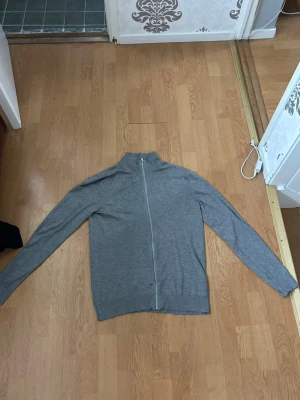 Grå ziptröja från Lindbergh - Stilren grå ziptröja från Lindbergh i slim fit-modell.