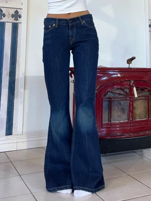 Levis jeans - Vintage Levi’s 544 I nyskick💕 midjemått 78cm (38cm rakt över)💕 innerbenslängd 86cm💕 jag är 165