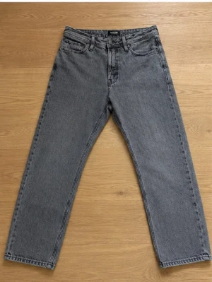 J&J relaxed jeans - Säljer ett par gråa relaxed fit jeans från Jack & Jones, modell Chris.. Perfekta för en avslappnad och trendig stil.