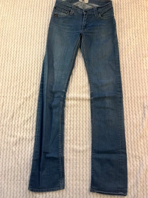 Ljusblå bootcut jeans Tiger of Sweden - Säljer ett par ljusblå bootcut jeans från Tiger of Sweden. Klassisk femficksmodell med normal midja och dragkedja. Jeansen är i mjukt denimtyg och har en snygg tvättad look som passar till allt.