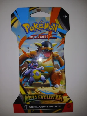 Pokémon Mega Evolution Booster Pack - Pokémon Trading Card Game booster pack med Mega Evolution-tema. Färgglad förpackning med motiv av Mega Kangaskhan och barnkänga. Perfekt för att bygga ut din TCG-samling. Förpackningen är i kartong med blå, orange och gula detaljer.