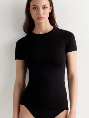 Svart tight t-shirt Intimissimi i Small - En klassisk svart t-shirt med tight passform och rund halsringning från Intimissimui. T-shirten har korta ärmar och är tillverkad i 100% bomull. I gott skick.