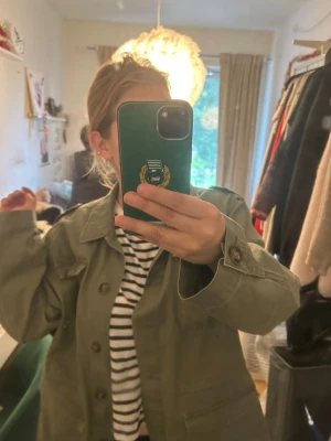 Olivgrön jeansjacka med fickor - Köpte den på ullared för 500 ångrar de så mycket 😭😭