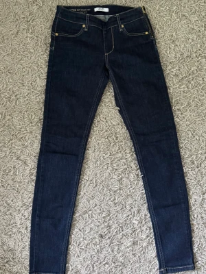 Mörkblå skinny jeans/Dark blue skinnyjeans - Dark blue skinnyjeans from Liu Jo. No size tag but the size is approx 22or 23