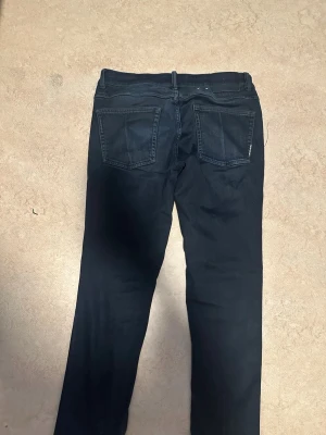 Mörkblå raka jeans - Snygga mörkblå jeans med raka ben och klassisk femficksdesign. Jeansen har en enkel look utan slitningar och passar perfekt till en avslappnad stil. Tillverkade i mjuk bomull för skön känsla hela dagen.