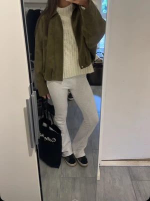 Ljusgrå bootcut leggings - Säljer ett par ljusgrå leggings med bootcut-modell. De är stretchiga och mjuka, perfekta för en avslappnad och trendig look. Nertill har jag sprättat upp dem eftersom dem blivit för korta för mig. 