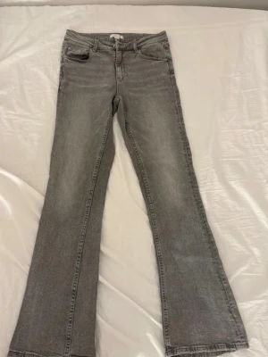 Grå bootcut jeans -  Säljer mina gråa bootcut jeans från Gina Tricot i storlek 164 som motsvarar storlek XS eller S säljer på grund av de tyvärr inte till användning längre eftersom de är för små