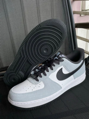 Nike Air Force 1 - Ett par helt oanvända Airforce 1 köpta ifrån JD i Stockholm (kvitto finns). Skriv vid funderingar samt kvitto bevis mm, skon är vit med lite ljus och mörkblått. Ni kan priserna, INGA SKAMBUD TACK;)
